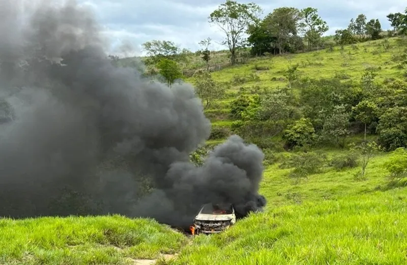 O Grupamento de Ações Táticas do 25° BPM encontrou o veículo carbonizado na Fazenda União, em Araruama