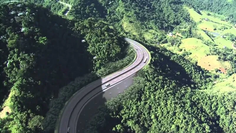 Motorista não resistiu; veículos precisara seguir pela contramão para acessar trecho