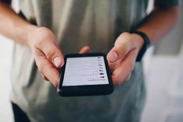 Perseguição acontece na vida real, mas também virtualmente