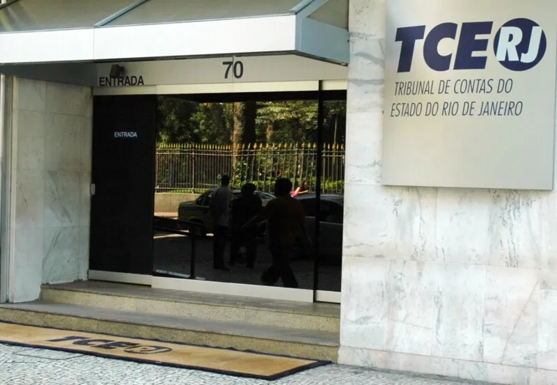TCE -RJ alertou o governo estadual sobre possíveis fraudes nos cartões.
