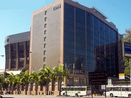 O laudo pericial apontou que a estimativa da velocidade do automóvel do réu no momento da colisão estava entre 123 km/h e 144 km/h