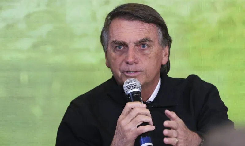 Bolsonaro vai sobrevoar sobe as áreas afetadas pela chuva em PE