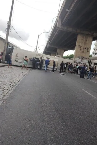 O acidente aconteceu na pista sentido Centro, na altura do INTO