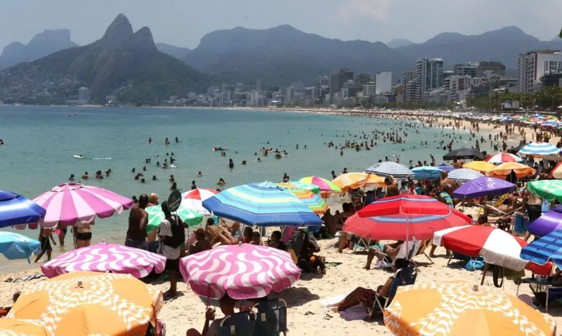 Calor e dia de céu azul lotam praias na zona sul