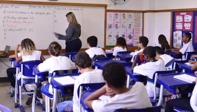 Professores terão aumento na carga horária de trabalho