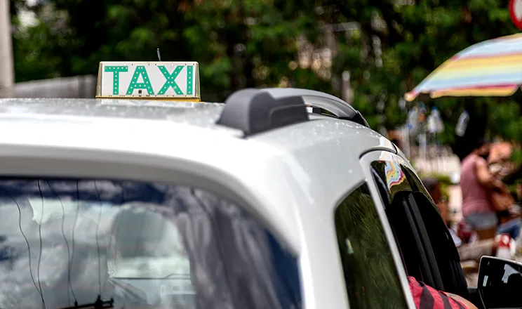Para obter o licenciamento, os profissionais devem cumprir as exigências estabelecidas pela Secretaria Municipal de Transportes (Semtran)