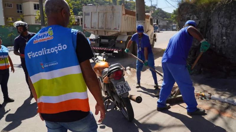 Os moradores alegaram que o caminhão do lixo não passa na rua onde vivem, por se tratar de local de difícil acesso