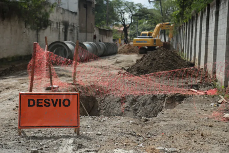 Esta intervenção é fundamental para conter os alagamentos crônicos no bairro e antecede os serviços de pavimentação das vias