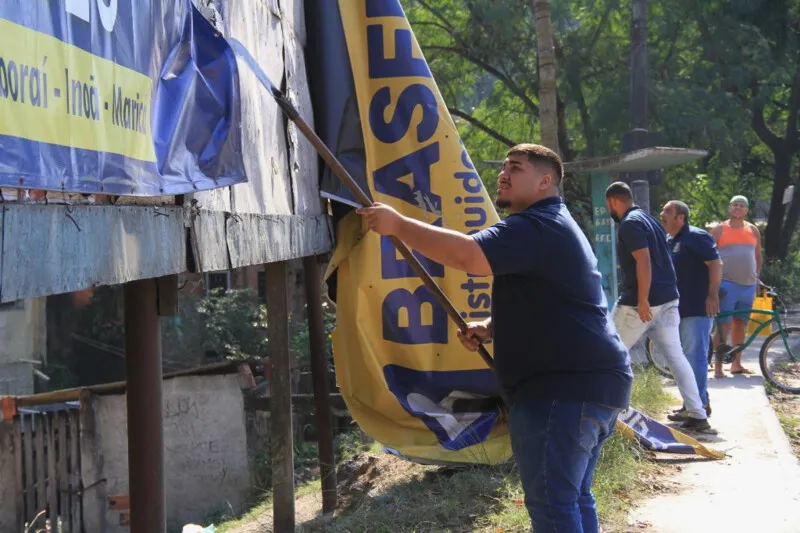Subsecretaria de Fiscalização de Posturas multou quatro empresas por aplicação de outdoors instalados em área pública do município