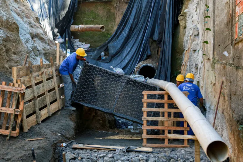 Equipes da Secretaria de Desenvolvimento Urbano trabalham para proteger e evitar que deslizamentos de terra aconteçam nos locais