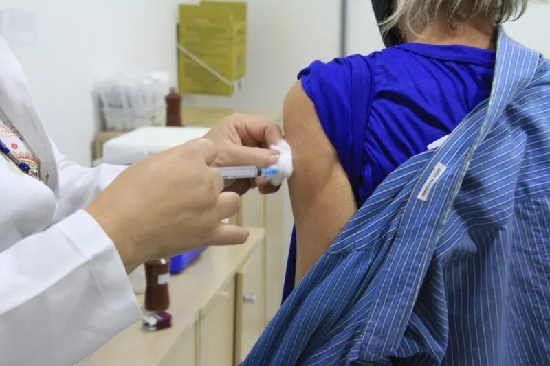A quarta dose da vacina está disponível para os adultos com mais de 30 anos e com mais de quatro meses de intervalo da terceira dose