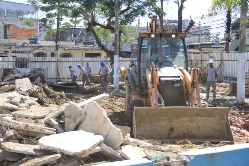 A praça Chico Mendes, no bairro Raul Veiga, já está com as obras avançadas e a duplicação da pista já foi iniciada
