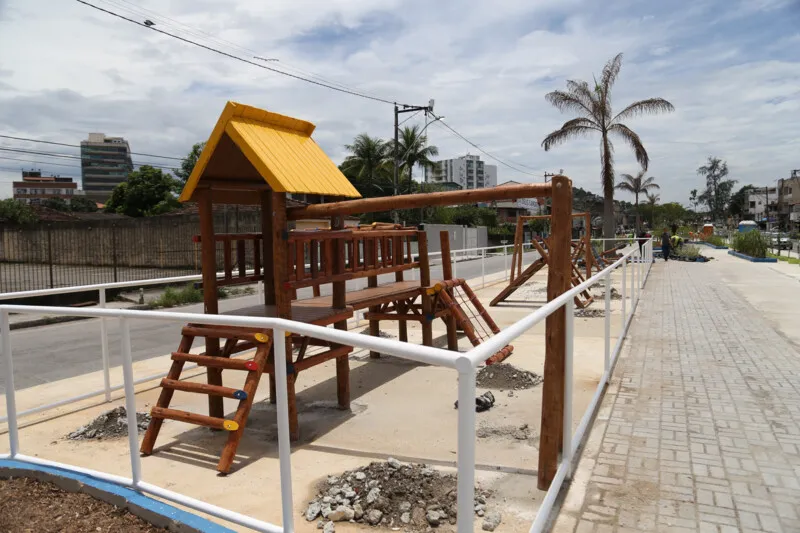 Instalação dos brinquedos foi iniciada nesta quinta-feira (12)