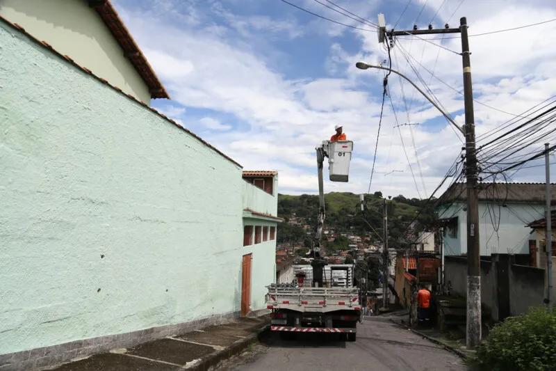 A meta é instalar, por semana, uma média de 1.200 lâmpadas LED