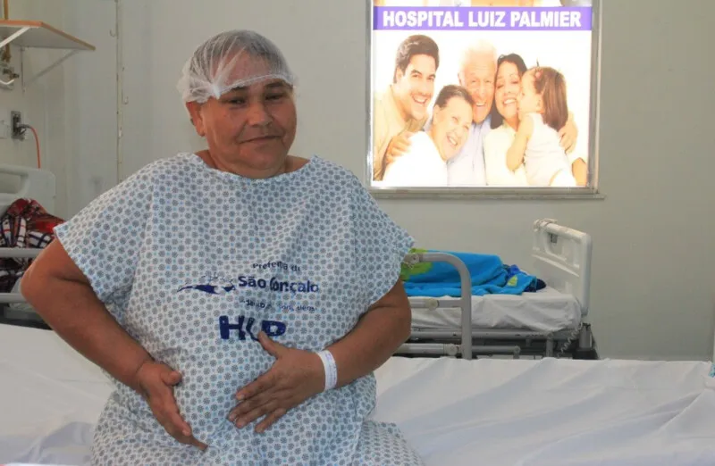 . Dos 600 pacientes cadastrados no Núcleo de Atenção à Saúde da Pessoa Ostomizadas II da cidade, cerca de cem pessoas estão aptas para a cirurgia