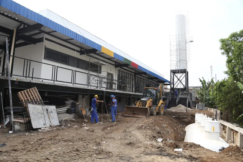 A estação de tratamento de esgoto (ETE) começou a ser instalada na noite da última segunda-feira (12)