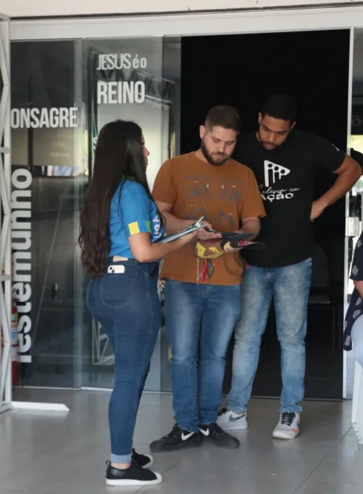 Equipe da Prefeitura comunica população sobre um bloqueio nas vias do Colubandê