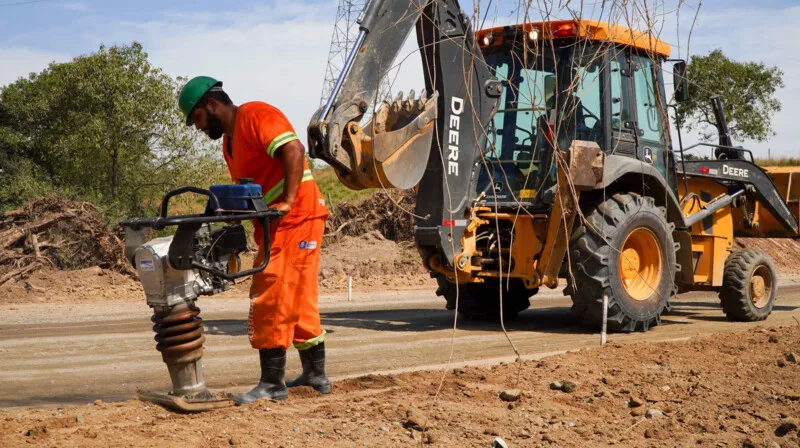As obras acontecem em diferentes trechos da via conhecida como Estrada de Ipiíba e seguirão também por toda a extensão da Estrada da Meia Noite