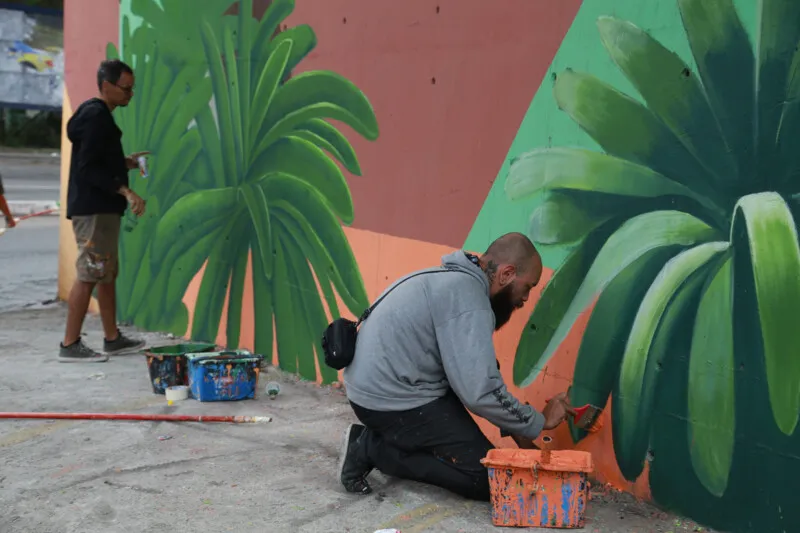 O viaduto de Maria Paula, mais um local a receber cores pelas mãos dos artistas gonçalenses, já está de cara nova, com a fase final do grafite