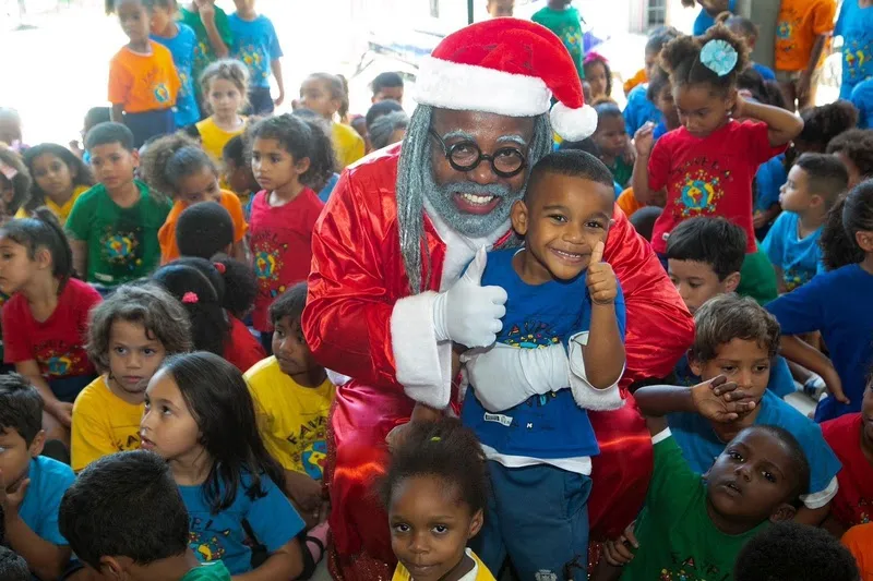 Atores Rodrigo França e Felipe Canela interpretarão Papai Noel em comemoração