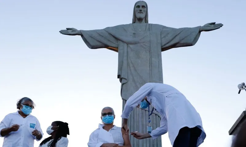 Faixa etária que mais aderiu à segunda dose de reforço foi a  entre 70 a 74 anos