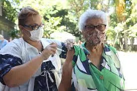 Para receber a dose da vacina contra a gripe, o idoso precisa apresentar identidade, CPF e cartão de vacinação