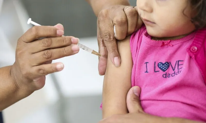 O sarampo é uma doença infecciosa, transmissível e extremamente contagiosa, podendo evoluir com complicações e óbito