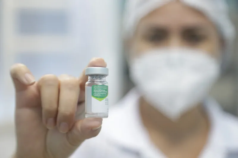 A vacina da gripe pode ser aplicada com outras vacinas, exceto com o imunizante do coronavírus para os menores de 12 anos