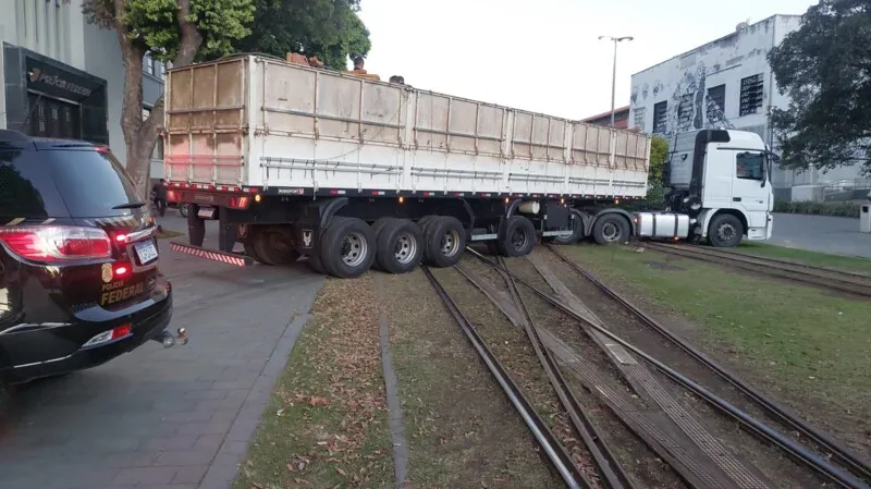 Carreta interrompe circulação do VLT no Centro do Rio