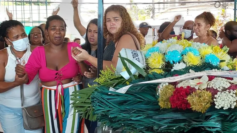 Filha Tatiele precisou ser amparada durante todo o sepultamento