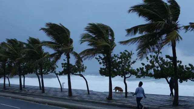 Marinha do Brasil emite alerta de ressaca nas praias do Rio