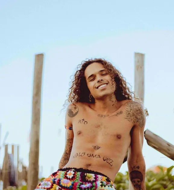Vitão abordou assunto que, segundo ele, é demonizado por fugir do padrão heterossexual