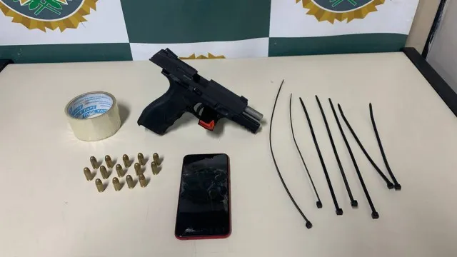 Elias e Nathanael foram detidos por porte ilegal de armas em Copacabana