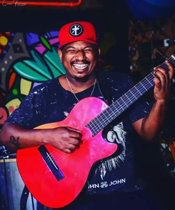 Leandro tocava violão e cavaquinho na banda de pagode ‘Tô na Boa’. Ele tinha acabado de fazer um show