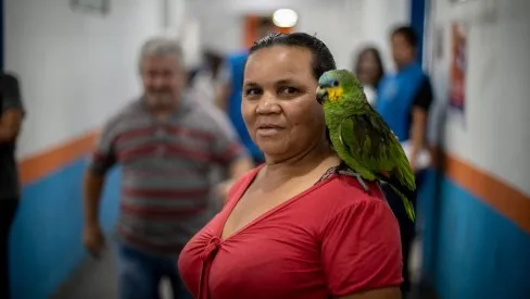 "Noninho", o papagaio, acompanhou desde a apresentação dos documentos aos mesários à digitação dos números na urna