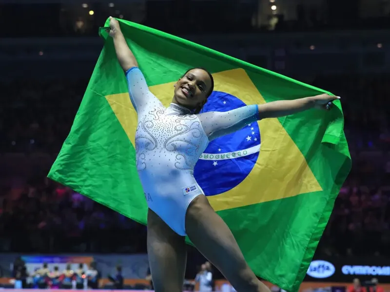 A nova número 1 mundial celebrou a vitória com a bandeira do Brasil na arena de Liverpool, na Inglaterra