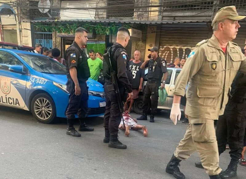 Homem esfaqueia uma mulher em tentativa de feminicídio no RJ e é preso em flagrante