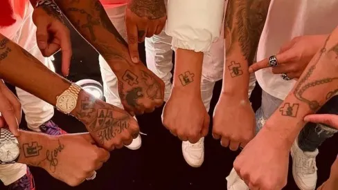 Neymar e seus "parças" exibem tatuagens que formam a palavra 'amigos'