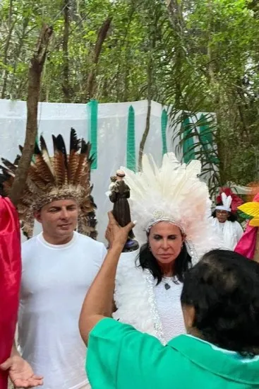 Em cerimônia indígena, Gretchen faz renovação de votos com o 18º marido