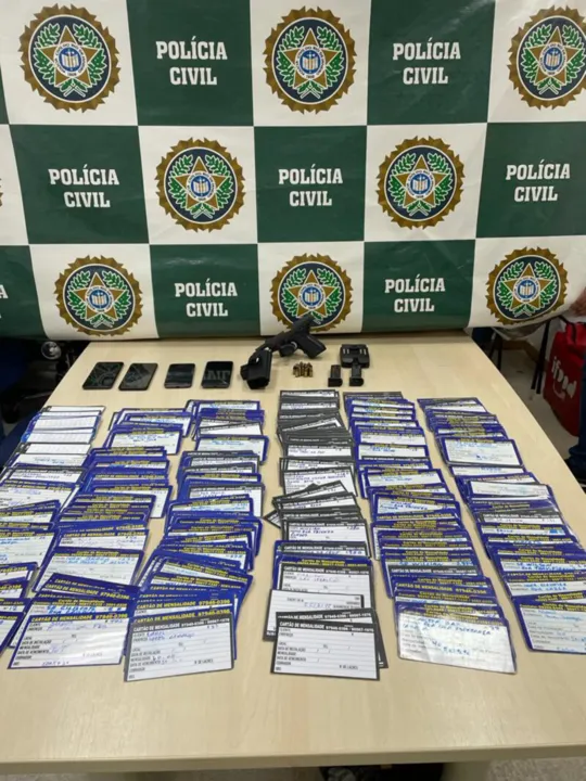 Com ele, foram apreendidos cartões clandestinos com cobrança de mensalidade aos locais