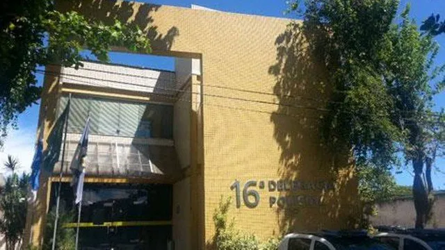 Ele foi levado por policiais até a 16ª DP (Barra da Tijuca)