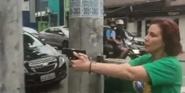 Deputada tem 48h para entregar arma ou será expedido um mandado de busca e apreensão para sua residência