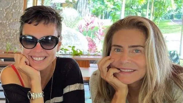 A cantora Adriana Calcanhotto, à esquerda, e a atriz Maitê Proença, à direita, comunicaram rompimento a amigos.