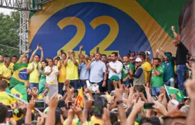 Multidão se reúne em comício de Bolsonaro no Alcântara