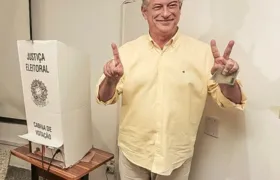 Ciro Gomes vota em Fortaleza e acena para aposentadoria