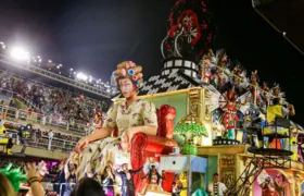 São Clemente emociona avenida com homenagem a Paulo Gustavo