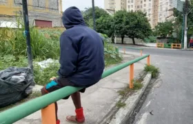 Frio intenso castiga moradores de rua de São Gonçalo