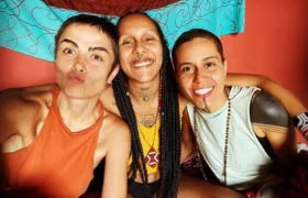 Maria Casadevall vai para retiro espiritual com namorada antes do fim do ano