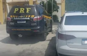 Polícia Rodoviária recupera carro na BR-101, em Rio Bonito