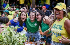 Torcida em São Francisco vibra com goleada do Brasil